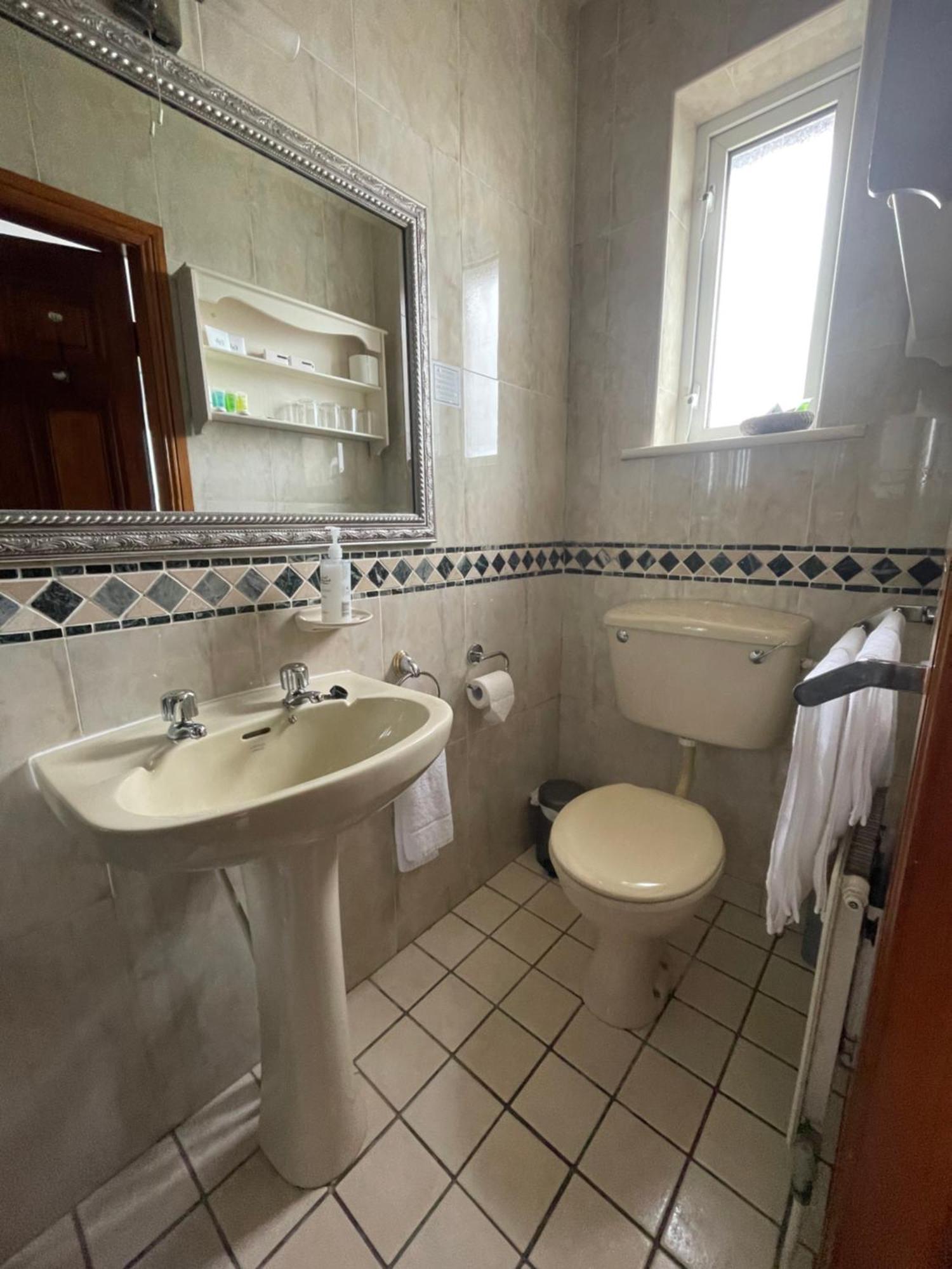 مبيت وإفطار غالواي Ardawn House المظهر الخارجي الصورة Bathroom in a hotel