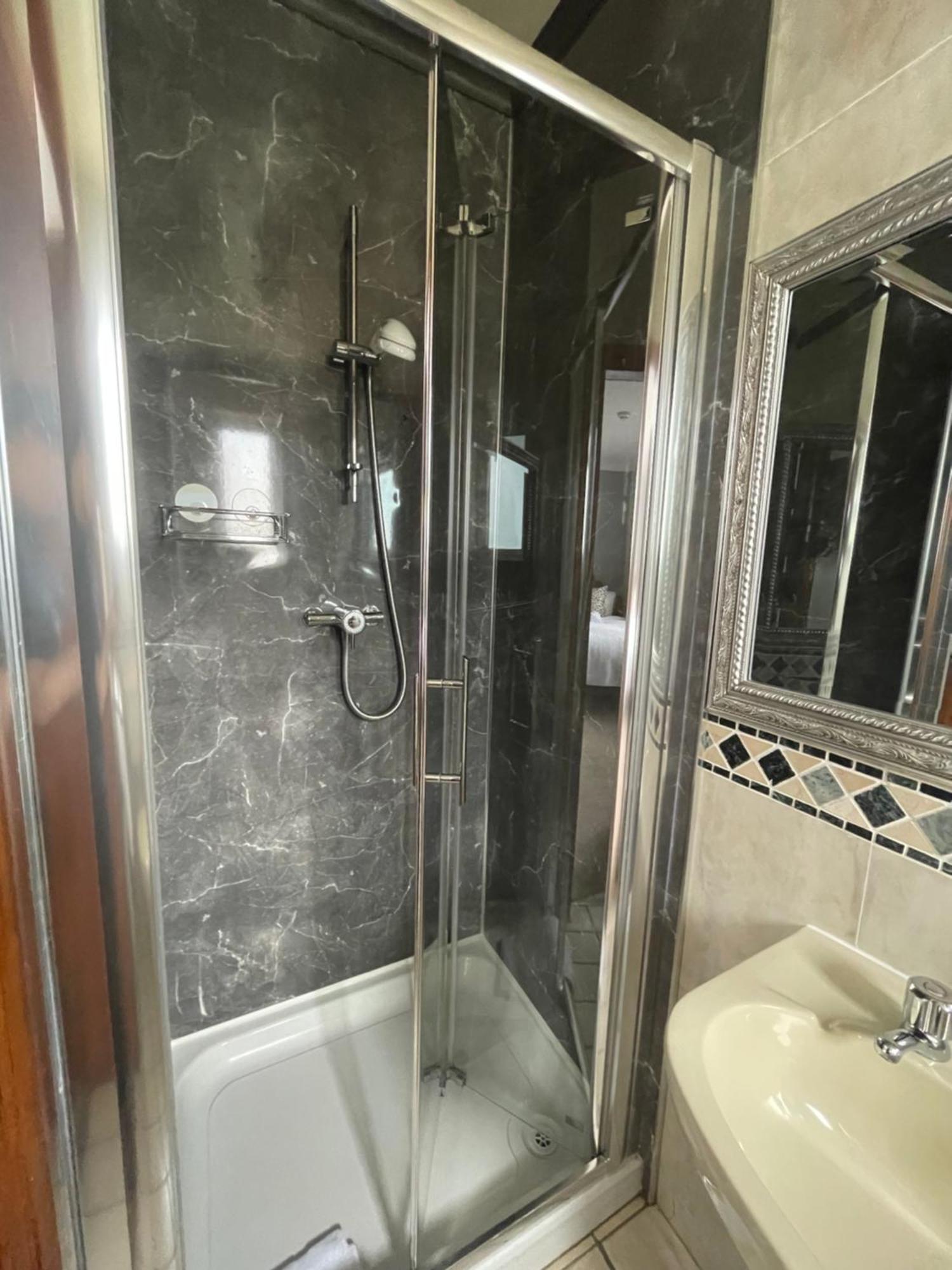 مبيت وإفطار غالواي Ardawn House المظهر الخارجي الصورة A shower cubicle